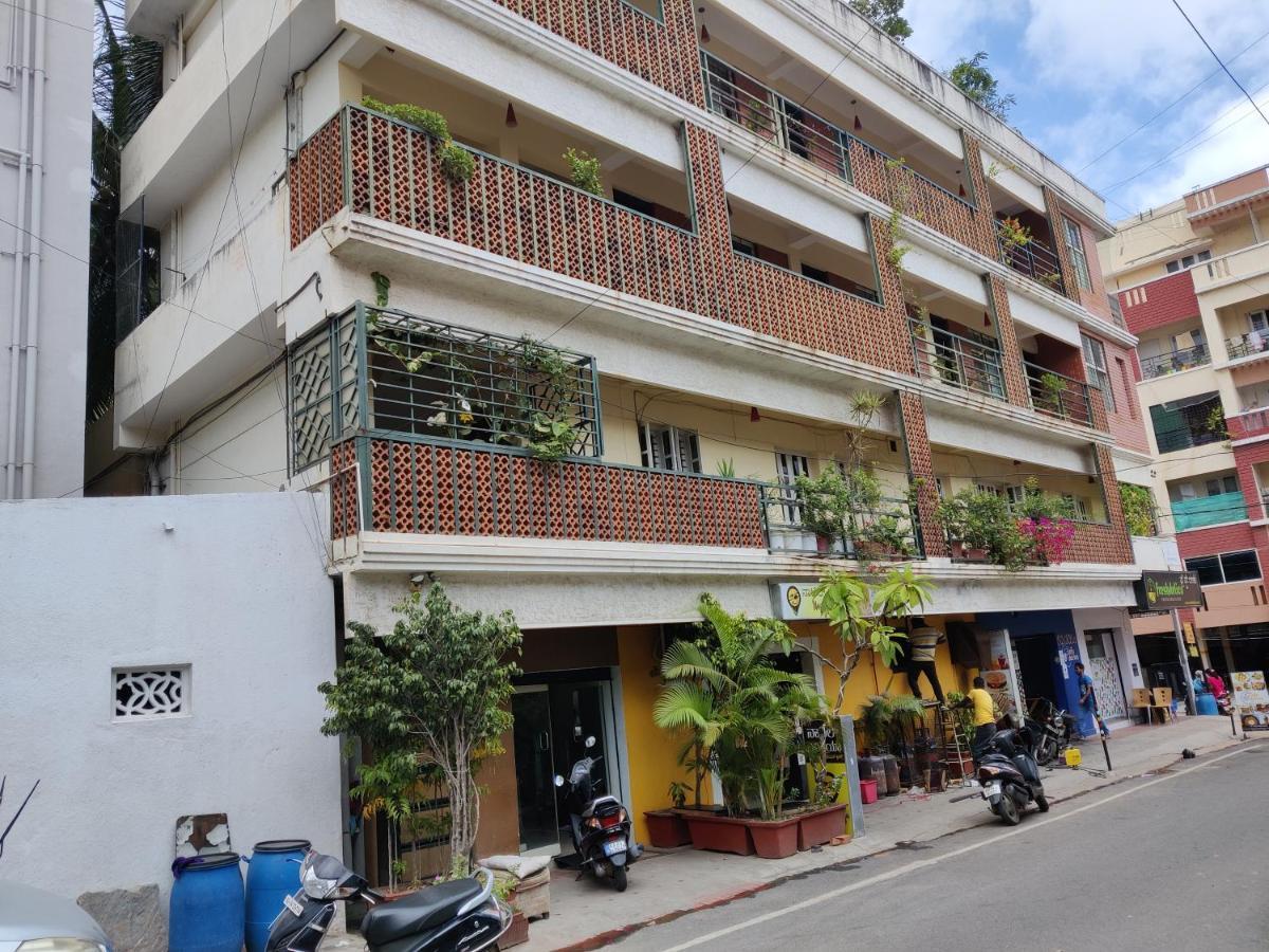 Fernandes Complex Hotel Bangalore Bagian luar foto