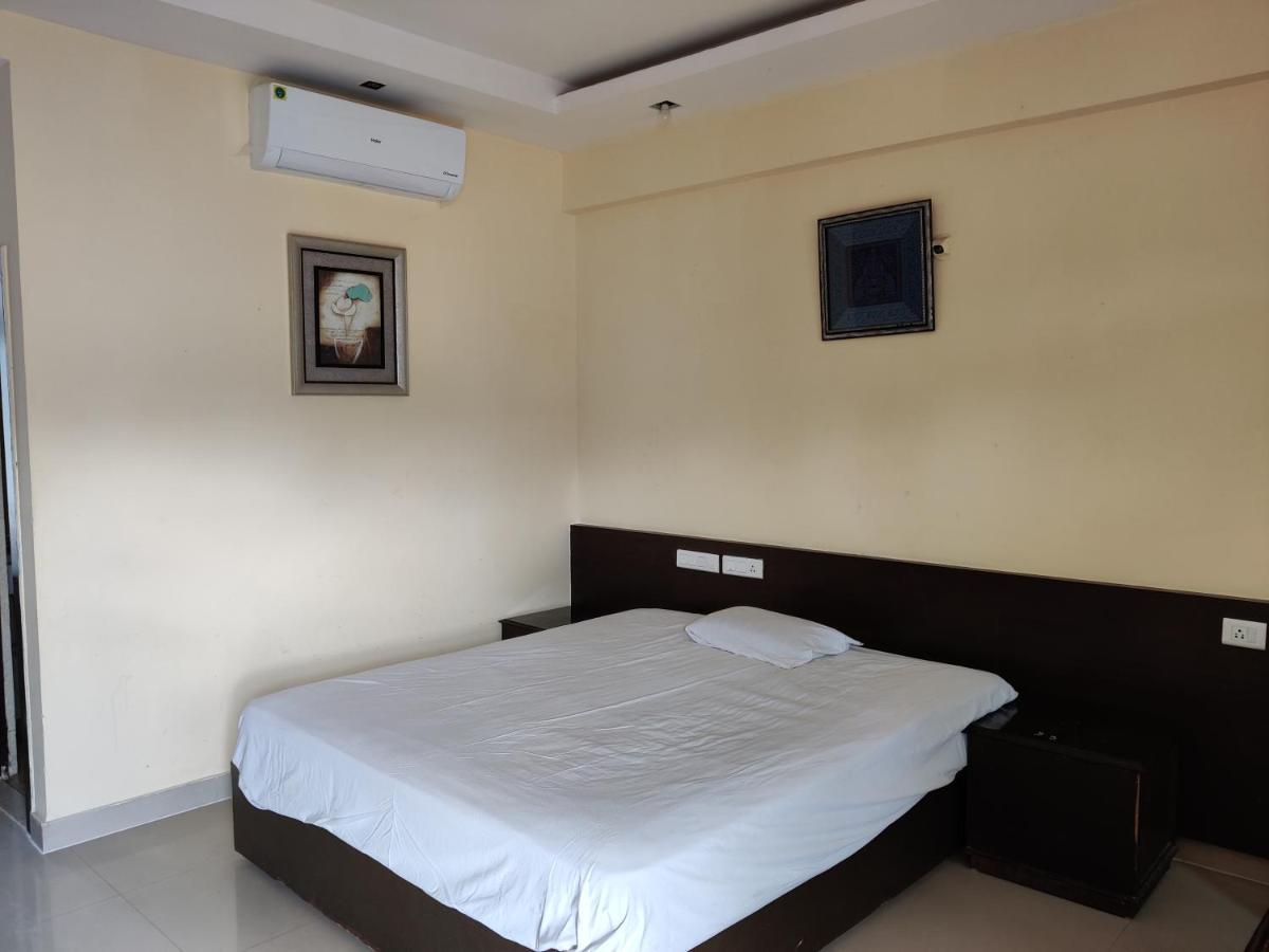 Fernandes Complex Hotel Bangalore Bagian luar foto