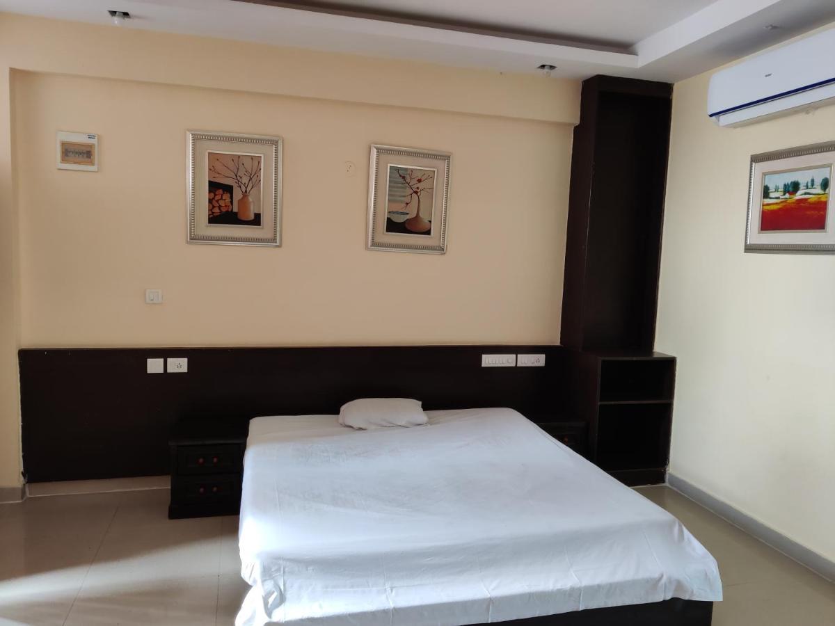 Fernandes Complex Hotel Bangalore Bagian luar foto