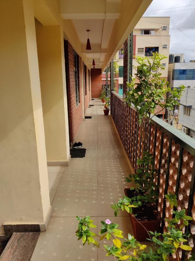 Fernandes Complex Hotel Bangalore Bagian luar foto