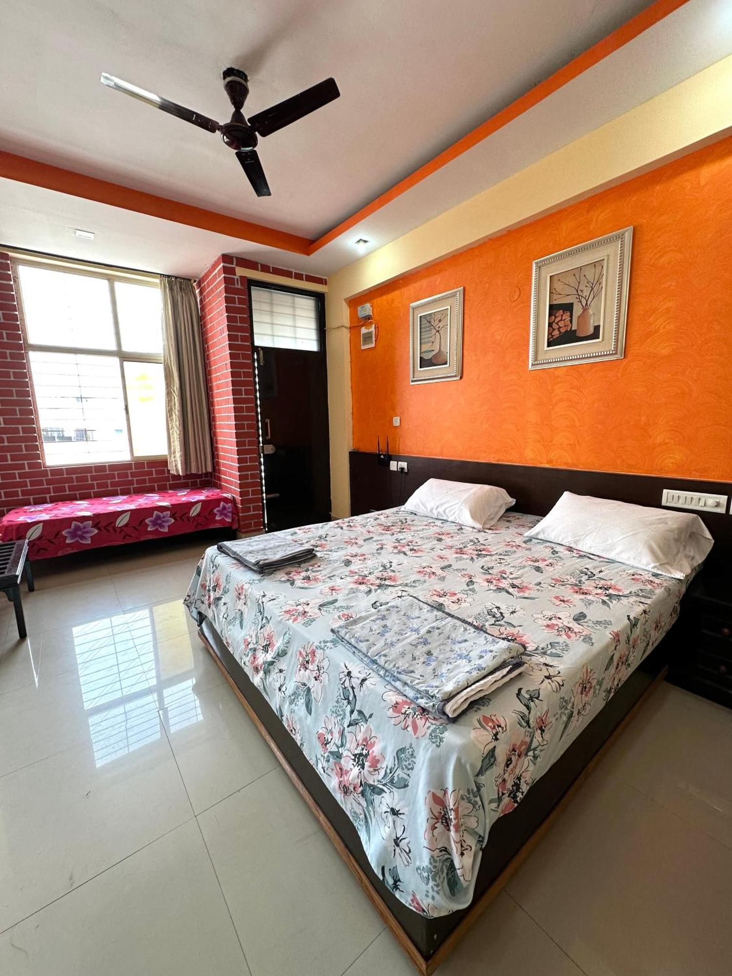 Fernandes Complex Hotel Bangalore Bagian luar foto