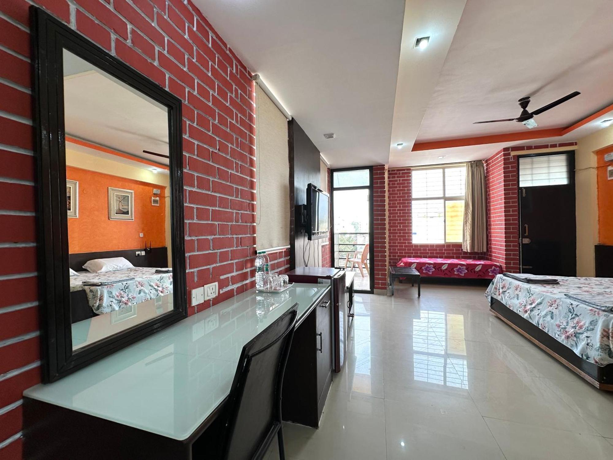Fernandes Complex Hotel Bangalore Bagian luar foto